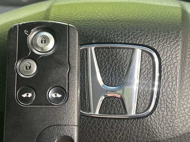 �yHonda�X�}�[�g�L�[�z�J�o����|�P�b�g�ɓ��ꂽ�܂܂ł��h�A�̎{���E�������\�ȃX�}�[�g�L�[�𑕔��B�G���W���̃I���E�I�t�����J�M�����o���K�v����������Ƃ��Ă��֗��ł���
