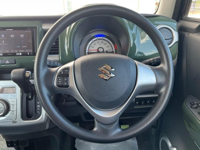 �C���e���A�ɍ��킹���f�U�C���̃X�e�A�����O�́A�^�]�������̂��Ƃ��l���A�^�]���₷���`��A�傫���ł��B�����x�A���ۂɐG���Ă��m���߂��������B