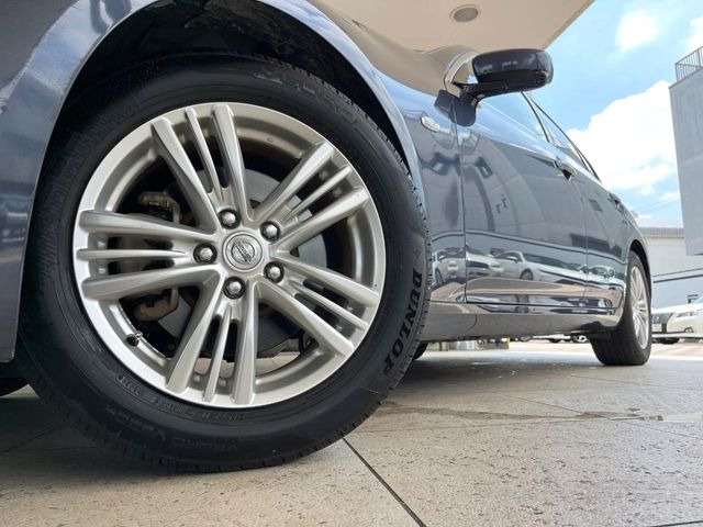 �y����17�C���`�A���~�z�C�[���z�O�ςɃ}�b�`���������A���~�z�C�[���𑕒����Ă���܂��B�e��ЊO�A���~�z�C�[����A�X�^�b�h���X�^�C�����戵�����Ă���܂��B���񂲑��k����������