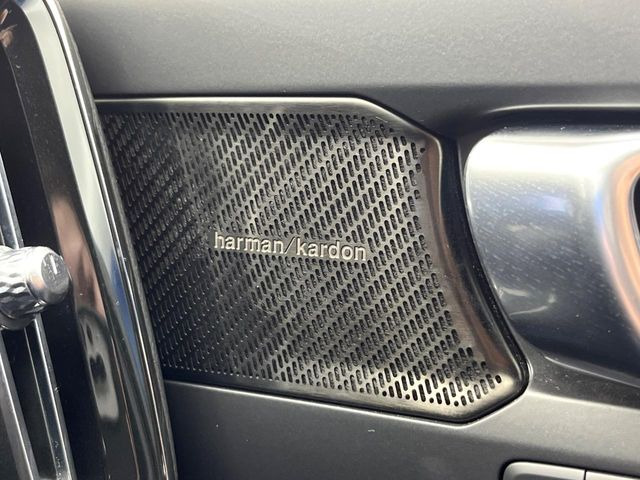 ��harman/kardon�T�E���h�V�X�e��:�I�[�f�B�I��僁�[�J�[����|����v���~�A���X�s�[�J�[�𑕔��B�����̃X�s�[�J�[����A���̗������܂ŕ����鍂�i���ȉ��y�����y���݂��������܂��B