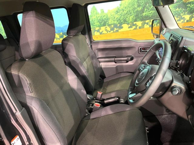 運転席まわりには十分なスペースがあり、大柄な方でもゆったり運転していただける環境です。