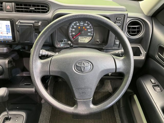 �C���e���A�ɍ��킹���f�U�C���̃X�e�A�����O�́A�^�]�������̂��Ƃ��l���A�^�]���₷���`��A�傫���ł��B�����x�A���ۂɐG���Ă��m���߂��������B
