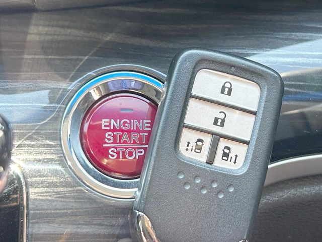 �yHonda�X�}�[�g�L�[�z�J�o����|�P�b�g�ɓ��ꂽ�܂܂ł��h�A�̎{���E�������\�ȃX�}�[�g�L�[�𑕔��B�G���W���̃I���E�I�t�����J�M�����o���K�v����������Ƃ��Ă��֗��ł���
