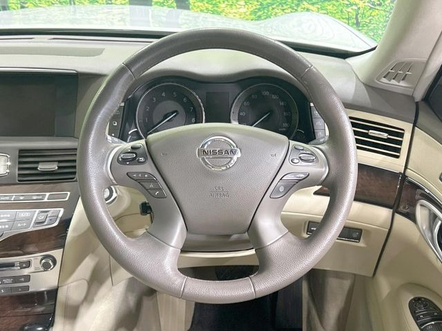 �C���e���A�ɍ��킹���f�U�C���̃X�e�A�����O�́A�^�]�������̂��Ƃ��l���A�^�]���₷���`��A�傫���ł��B�����x�A���ۂɐG���Ă��m���߂��������B
