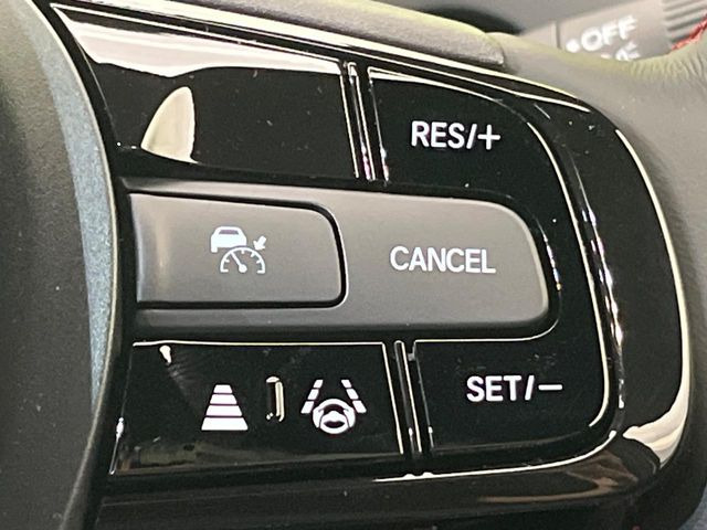 【ホンダセンシング】走行中に前方の車両等を認識し、衝突しそうな時は警報とブレーキで衝突回避と被害軽減をアシスト。より安全にドライブをお楽しみいただけます。