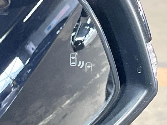 【ブラインドスポットモニター】走行中、ドアミラーの死角になりやすい箇所に後続車が接近するとサイドミラー付近に警告を表示、ドライバーに注意喚起をしてくれます。