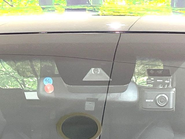 【トヨタセーフティセンス】走行中に前方の車両等を認識し、衝突しそうな時は警報とブレーキで衝突回避と被害軽減をアシスト。より安全にドライブをお楽しみいただけます。