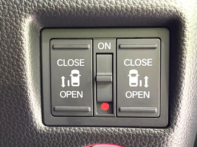 【両側パワースライドドア】スマートキーや運転席のスイッチで後席両側スライドドアの開閉が可能♪電動だから力を入れてドアを開ける必要が無く、小さなお子様でも簡単に開け閉めでき快適です♪
