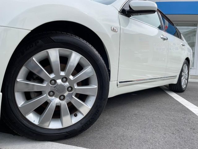 �y����17�C���`�A���~�z�C�[���z�O�ςɃ}�b�`���������A���~�z�C�[���𑕒����Ă���܂��B�e��ЊO�A���~�z�C�[����A�X�^�b�h���X�^�C�����戵�����Ă���܂��B���񂲑��k����������