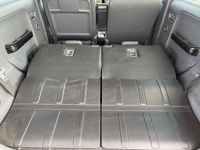 積み下ろしのしやすいデッキにはたっぷりと荷物を積み込んでいただけます。遊びから仕事まで、様々なシーンで頼れます♪