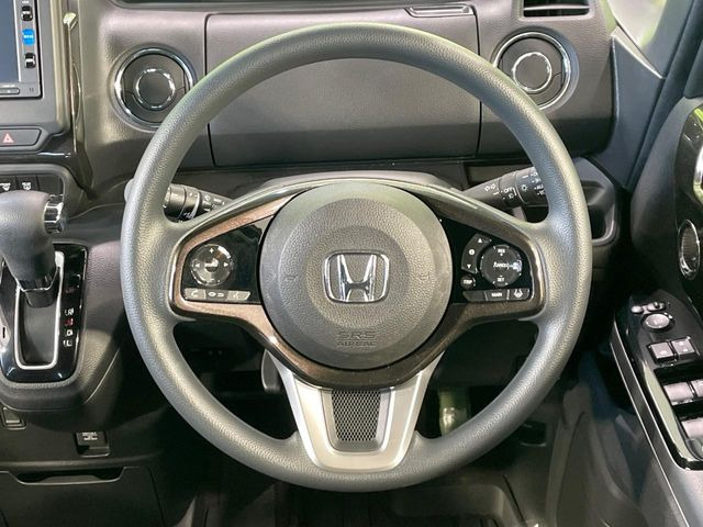 �C���e���A�ɍ��킹���f�U�C���̃X�e�A�����O�́A�^�]�������̂��Ƃ��l���A�^�]���₷���`��A�傫���ł��B�����x�A���ۂɐG���Ă��m���߂��������B