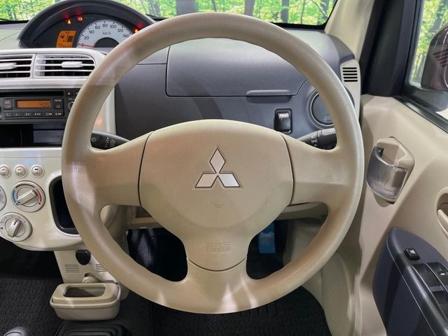 �C���e���A�ɍ��킹���f�U�C���̃X�e�A�����O�́A�^�]�������̂��Ƃ��l���A�^�]���₷���`��A�傫���ł��B�����x�A���ۂɐG���Ă��m���߂��������B