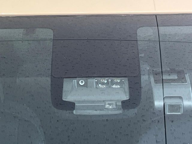 【トヨタセーフティセンス】走行中に前方の車両等を認識し、衝突しそうな時は警報とブレーキで衝突回避と被害軽減をアシスト。より安全にドライブをお楽しみいただけます。