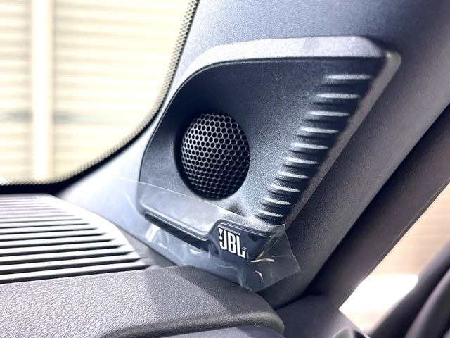 �yJBL�T�E���h�V�X�e���z���[�J�[�I�v�V�����̍��i�ʃT�E���h�V�X�e���𓋍ځB��p�̃`���[�j���O���{���ꂽ�召�l�X�ȃX�s�[�J�[����ǎ��ȃT�E���h���t�ł��A�Տꊴ���ӂ�鉹����Ԃ����o���܂��B