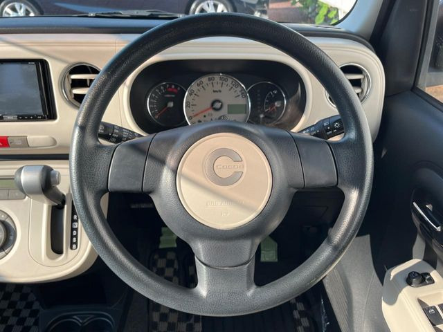 �C���e���A�ɍ��킹���f�U�C���̃X�e�A�����O�́A�^�]�������̂��Ƃ��l���A�^�]���₷���`��A�傫���ł��B�����x�A���ۂɐG���Ă��m���߂��������B