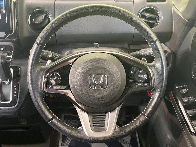 【純正革巻きステアリング】上質な革を使用することで、手にしっかり馴染みとても運転しやすいハンドルです♪
