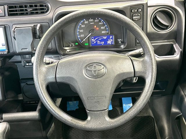 �C���e���A�ɍ��킹���f�U�C���̃X�e�A�����O�́A�^�]�������̂��Ƃ��l���A�^�]���₷���`��A�傫���ł��B�����x�A���ۂɐG���Ă��m���߂��������B