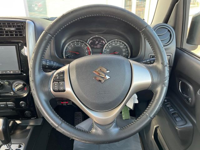 �C���e���A�ɍ��킹���f�U�C���̃X�e�A�����O�́A�^�]�������̂��Ƃ��l���A�^�]���₷���`��A�傫���ł��B�����x�A���ۂɐG���Ă��m���߂��������B