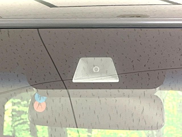 【ホンダセンシング】走行中に前方の車両等を認識し、衝突しそうな時は警報とブレーキで衝突回避と被害軽減をアシスト。より安全にドライブをお楽しみいただけます。