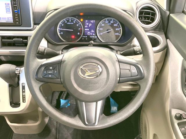 �C���e���A�ɍ��킹���f�U�C���̃X�e�A�����O�́A�^�]�������̂��Ƃ��l���A�^�]���₷���`��A�傫���ł��B�����x�A���ۂɐG���Ă��m���߂��������B