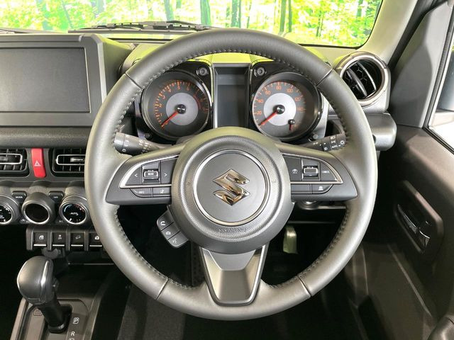 �C���e���A�ɍ��킹���f�U�C���̃X�e�A�����O�́A�^�]�������̂��Ƃ��l���A�^�]���₷���`��A�傫���ł��B�����x�A���ۂɐG���Ă��m���߂��������B