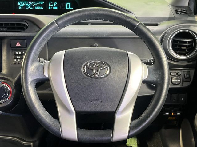 �C���e���A�ɍ��킹���f�U�C���̃X�e�A�����O�́A�^�]�������̂��Ƃ��l���A�^�]���₷���`��A�傫���ł��B�����x�A���ۂɐG���Ă��m���߂��������B