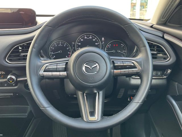 �C���e���A�ɍ��킹���f�U�C���̃X�e�A�����O�́A�^�]�������̂��Ƃ��l���A�^�]���₷���`��A�傫���ł��B�����x�A���ۂɐG���Ă��m���߂��������B