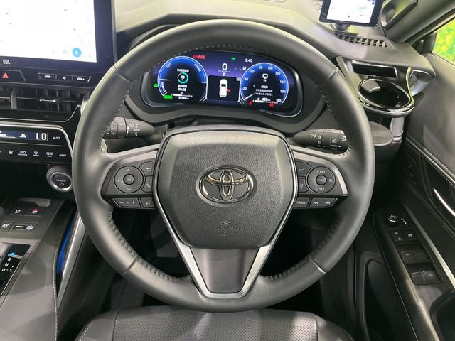 �C���e���A�ɍ��킹���f�U�C���̃X�e�A�����O�́A�^�]�������̂��Ƃ��l���A�^�]���₷���`��A�傫���ł��B�����x�A���ۂɐG���Ă��m���߂��������B