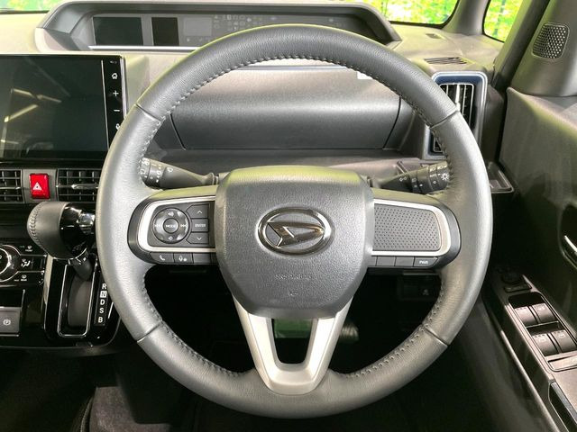 �C���e���A�ɍ��킹���f�U�C���̃X�e�A�����O�́A�^�]�������̂��Ƃ��l���A�^�]���₷���`��A�傫���ł��B�����x�A���ۂɐG���Ă��m���߂��������B