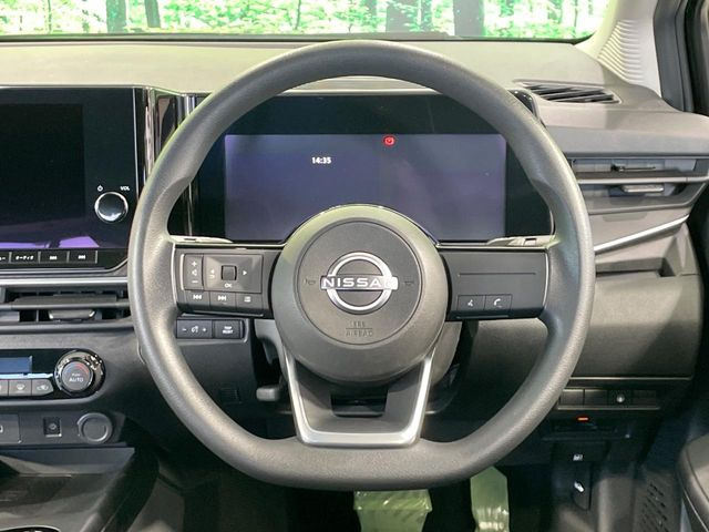 �C���e���A�ɍ��킹���f�U�C���̃X�e�A�����O�́A�^�]�������̂��Ƃ��l���A�^�]���₷���`��A�傫���ł��B�����x�A���ۂɐG���Ă��m���߂��������B