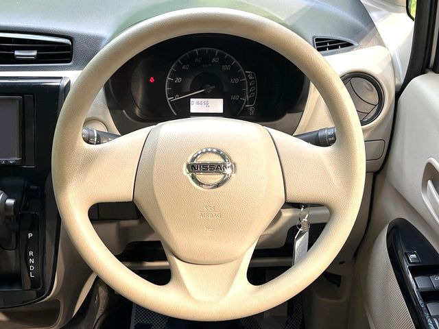 �C���e���A�ɍ��킹���f�U�C���̃X�e�A�����O�́A�^�]�������̂��Ƃ��l���A�^�]���₷���`��A�傫���ł��B�����x�A���ۂɐG���Ă��m���߂��������B