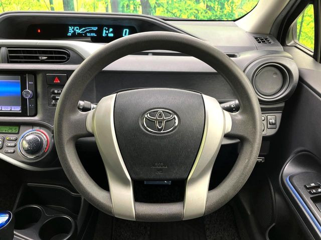 �C���e���A�ɍ��킹���f�U�C���̃X�e�A�����O�́A�^�]�������̂��Ƃ��l���A�^�]���₷���`��A�傫���ł��B�����x�A���ۂɐG���Ă��m���߂��������B