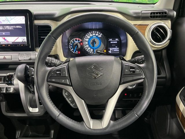 �C���e���A�ɍ��킹���f�U�C���̃X�e�A�����O�́A�^�]�������̂��Ƃ��l���A�^�]���₷���`��A�傫���ł��B�����x�A���ۂɐG���Ă��m���߂��������B