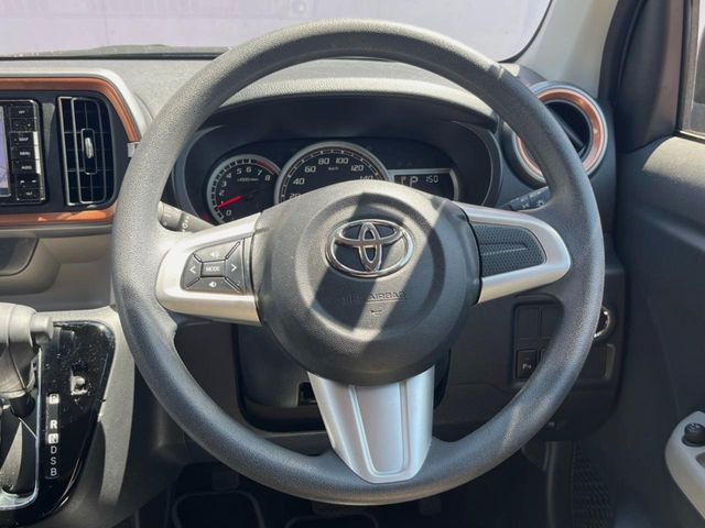 �C���e���A�ɍ��킹���f�U�C���̃X�e�A�����O�́A�^�]�������̂��Ƃ��l���A�^�]���₷���`��A�傫���ł��B�����x�A���ۂɐG���Ă��m���߂��������B