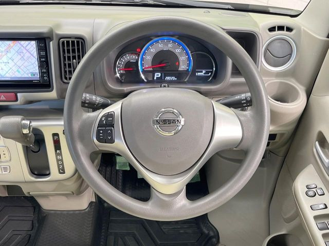 �C���e���A�ɍ��킹���f�U�C���̃X�e�A�����O�́A�^�]�������̂��Ƃ��l���A�^�]���₷���`��A�傫���ł��B�����x�A���ۂɐG���Ă��m���߂��������B
