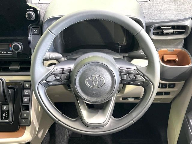 �C���e���A�ɍ��킹���f�U�C���̃X�e�A�����O�́A�^�]�������̂��Ƃ��l���A�^�]���₷���`��A�傫���ł��B�����x�A���ۂɐG���Ă��m���߂��������B