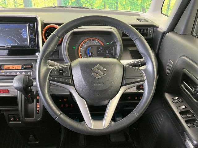 �C���e���A�ɍ��킹���f�U�C���̃X�e�A�����O�́A�^�]�������̂��Ƃ��l���A�^�]���₷���`��A�傫���ł��B�����x�A���ۂɐG���Ă��m���߂��������B