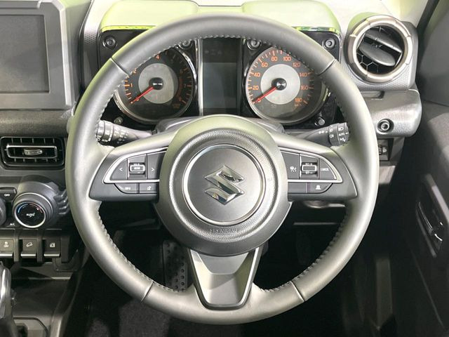 �C���e���A�ɍ��킹���f�U�C���̃X�e�A�����O�́A�^�]�������̂��Ƃ��l���A�^�]���₷���`��A�傫���ł��B�����x�A���ۂɐG���Ă��m���߂��������B