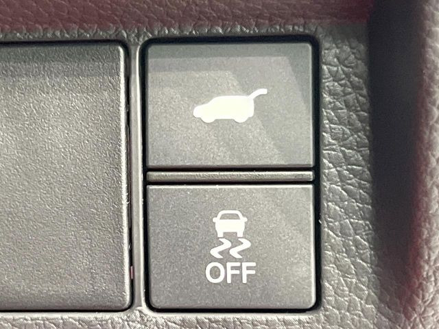 【パワーバックドア】スマートキーや運転席のボタンを押すだけでリアゲートが自動で開閉します!荷物を持っている時や、高い位置にあるバックドアを閉める際に便利な機能です♪
