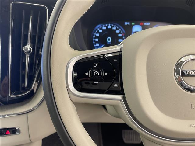 XC60B5 AWD インスクリプション 4WD