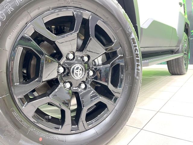 �y����18�C���`�A���~�z�C�[���z�O�ςɃ}�b�`���������A���~�z�C�[���𑕒����Ă���܂��B�e��ЊO�A���~�z�C�[����A�X�^�b�h���X�^�C�����戵�����Ă���܂��B���񂲑��k����������