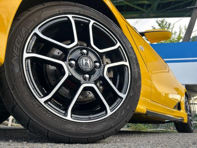 �y����^��p����15�C���`�A���~�z�C�[���z�O�ςɃ}�b�`���������A���~�z�C�[���𑕒����Ă���܂��B�e��ЊO�A���~�z�C�[����A�X�^�b�h���X�^�C�����戵�����Ă���܂��B���񂲑��k����������