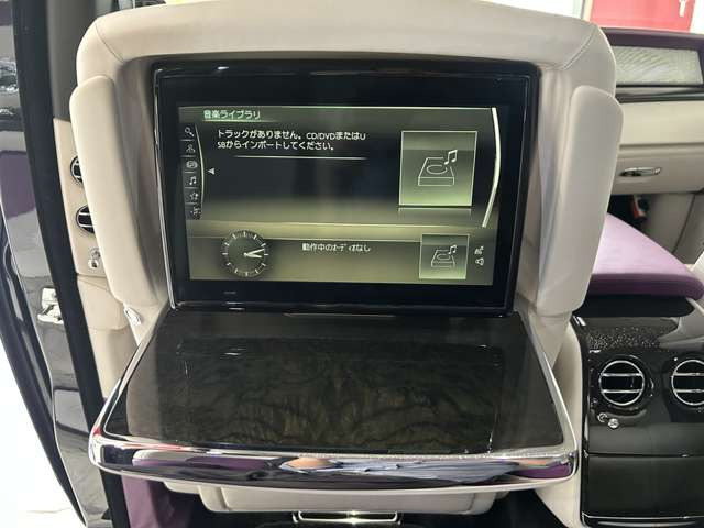 :��Ȃ̏�����A�茳�̃R���g���[���[��HDMI�EUSB�[�q���g���āA�i�r�̖ړI�n��ݒ肵����A�f����y���񂾂�A���݂̑��s���[�g���v���C�x�[�g�Ɋm�F���邱�Ƃ��\�ł��B