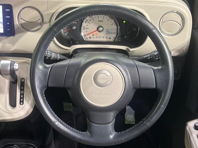 �C���e���A�ɍ��킹���f�U�C���̃X�e�A�����O�́A�^�]�������̂��Ƃ��l���A�^�]���₷���`��A�傫���ł��B�����x�A���ۂɐG���Ă��m���߂��������B