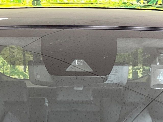 【プリクラッシュセーフティ】前方の車両等を検知し、衝突しそうな時は警報で注意を促し、ブレーキを踏む力をサポート。ブレーキを踏めなかった場合は衝突被害軽減ブレーキが作動、衝突回避をサポートします。