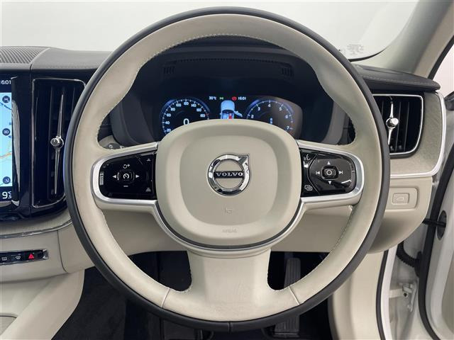 XC60B5 AWD インスクリプション 4WD
