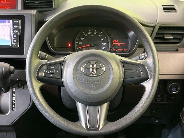 �C���e���A�ɍ��킹���f�U�C���̃X�e�A�����O�́A�^�]�������̂��Ƃ��l���A�^�]���₷���`��A�傫���ł��B�����x�A���ۂɐG���Ă��m���߂��������B
