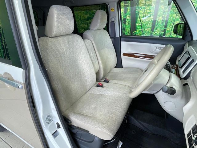 運転席シート廻りは使用感も少なく、良好な状態となっています。丁寧に使われていたことがよくわかりますね。