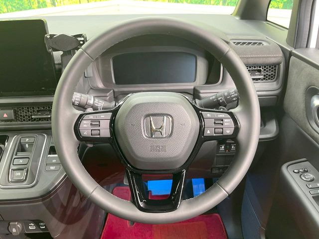 【純正革巻きステアリング】上質な革を使用することで、手にしっかり馴染みとても運転しやすいハンドルです♪
