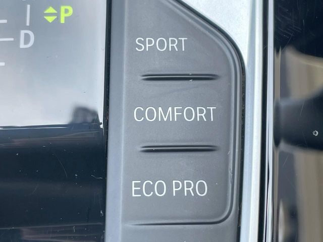 ��BMW���[�h�Z���N�g:�X�|�[�c���[�h�ł̓_�C�i�~�b�N�ȑ�����BECO PRO���[�h�ł́A�G���W�����X�|���X��V�t�g�^�C�~���O�̍œK���ɉ����A�G�A�R���̍쓮�������I�ɐ��䂵�A�R������ʂ�}�����܂��B